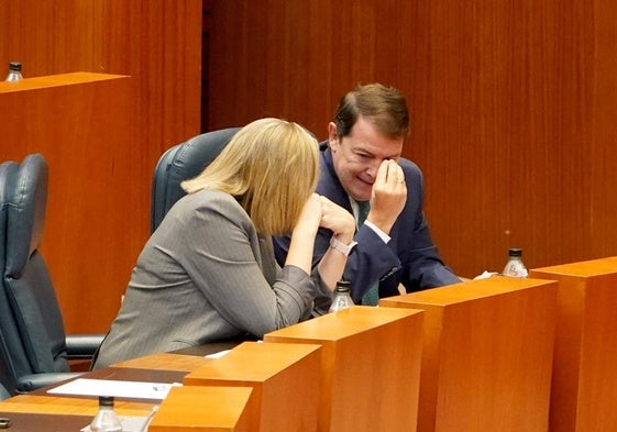 Alfonso Fernández Mañueco dialoga con Isabel Blanco, vicepresidenta de la Junta, durante el Pleno.