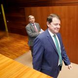 Mañueco asegura que va a «blindar» la sanidad entre reproches de recortes