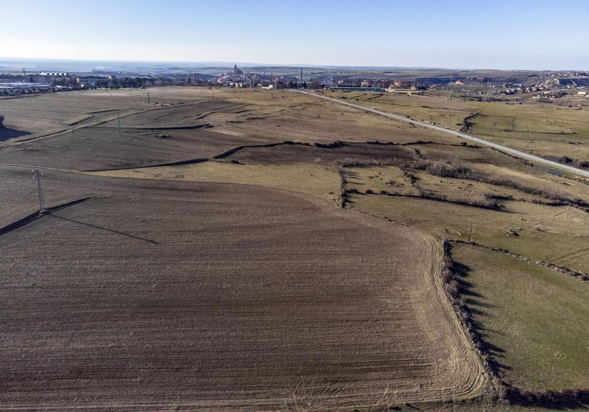 Terrenos de los sectores A y B, divididos por la carretera de Palazuelos de Eresma, con la ciudad al fondo.