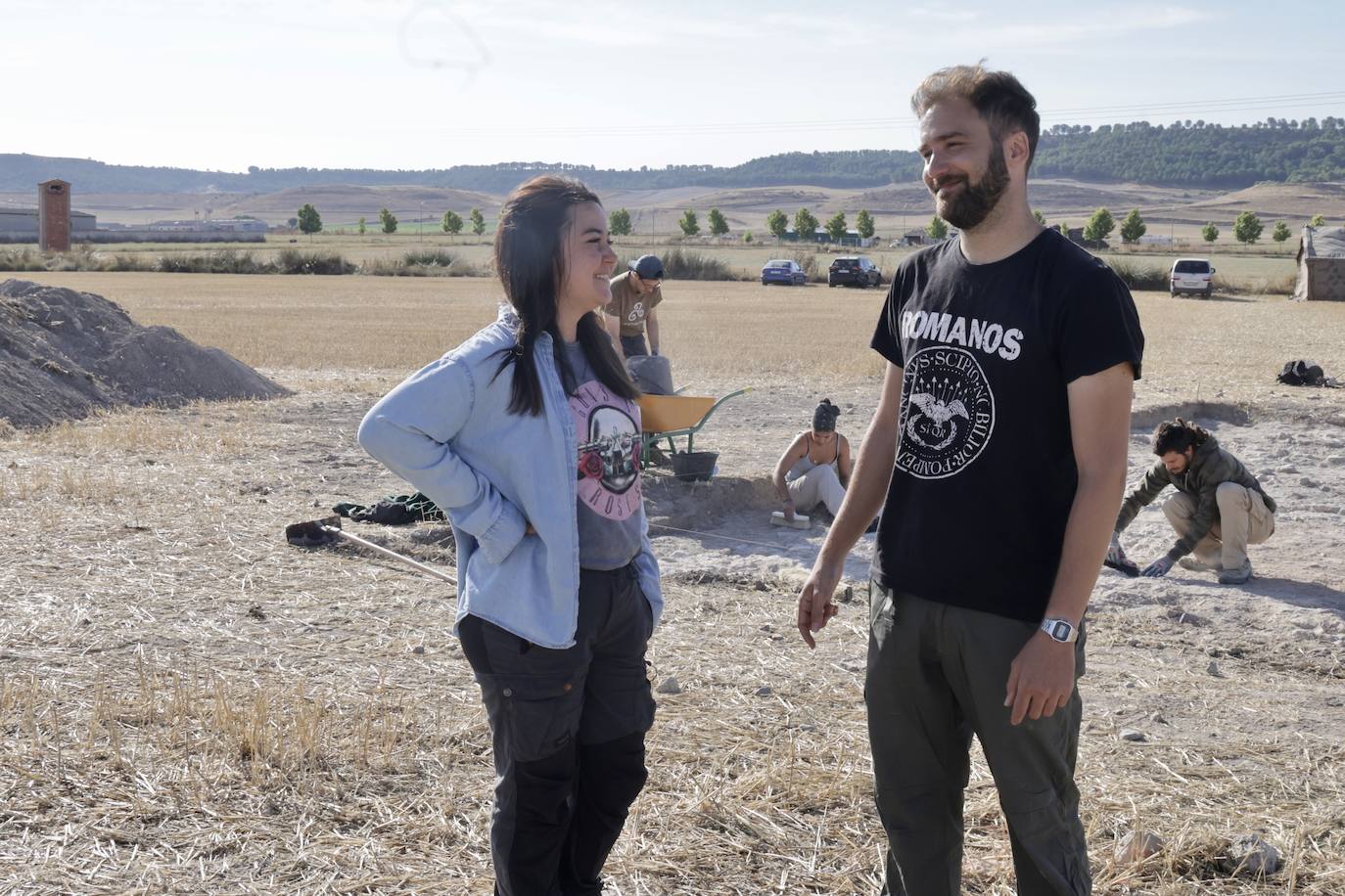 Santiago Sánchez y Sonia Díaz, doctores de la Universidad de Santiago de Compostela y de la Universidad de Valladolid, respectivamente, en la excavación de Renedo.