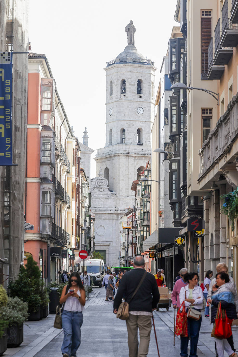 Un recorrido en imágenes por la calle Regalado