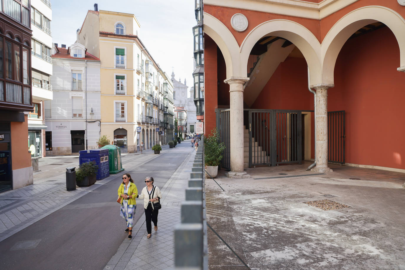 Un recorrido en imágenes por la calle Regalado