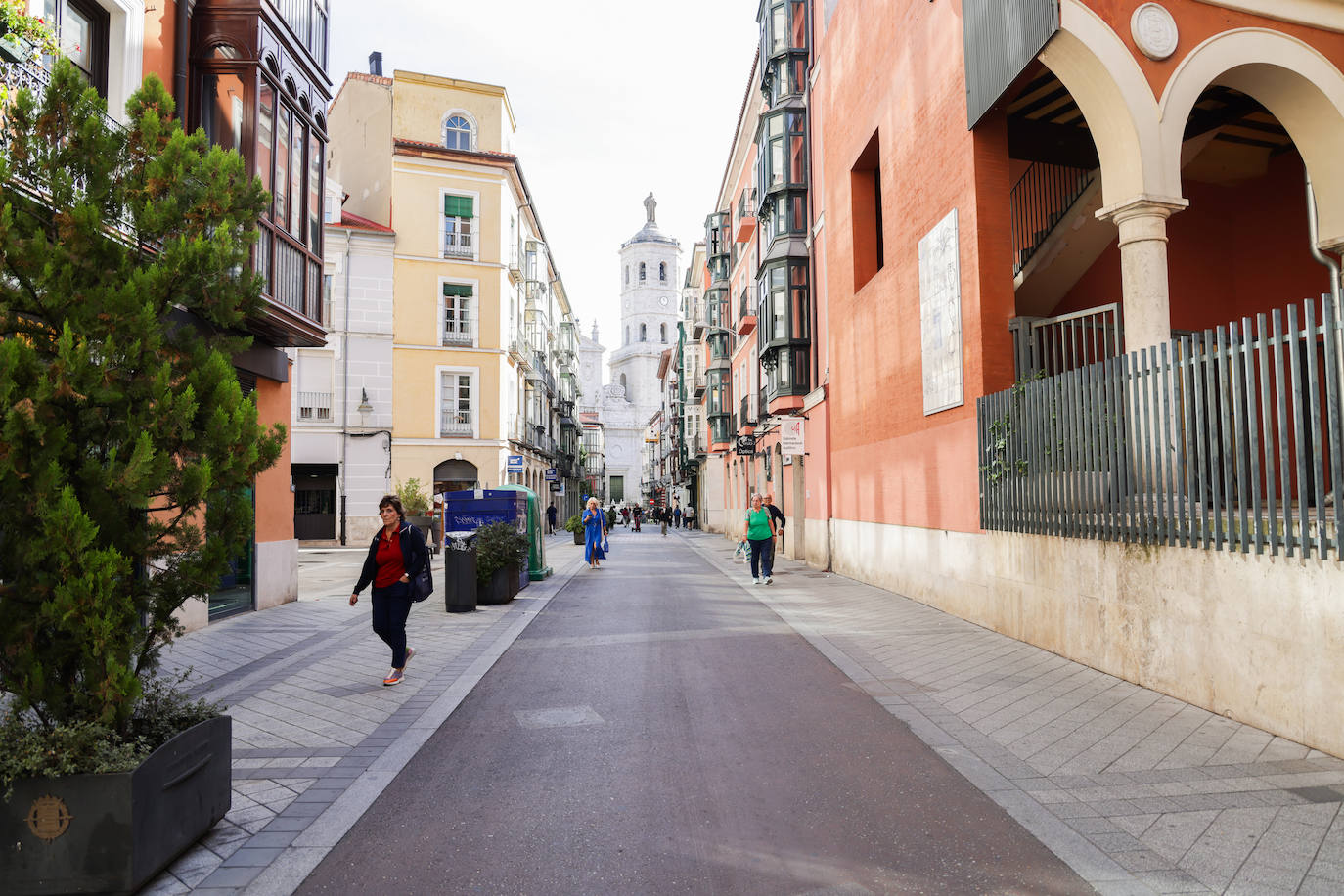 Un recorrido en imágenes por la calle Regalado