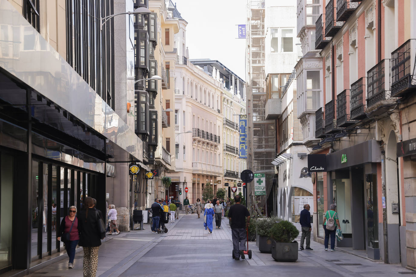 Un recorrido en imágenes por la calle Regalado