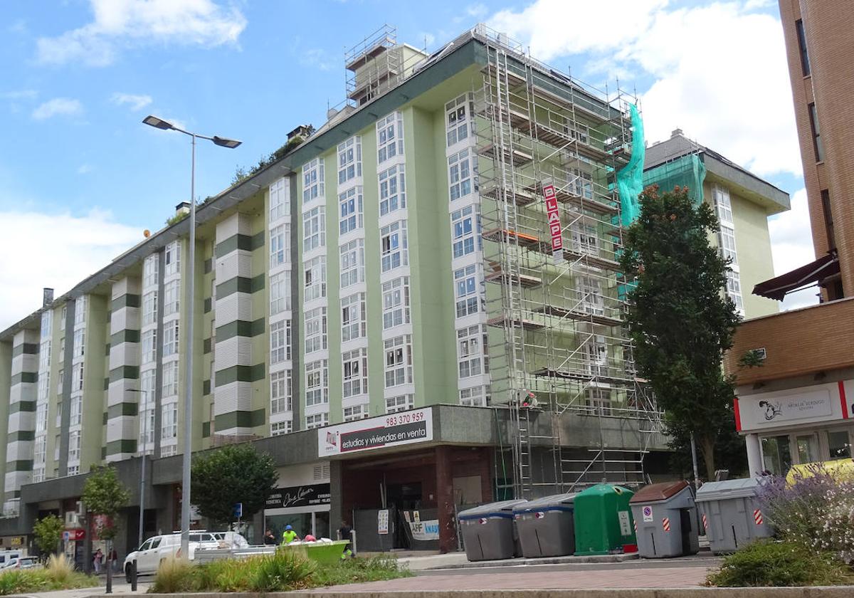 Un andamio cubre de una de las fachadas del edificio del antiguo hotel Tryp Sofía.