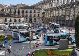 Autobuses y microbuses en la plaza Oriental durante el ensayo del año pasado.