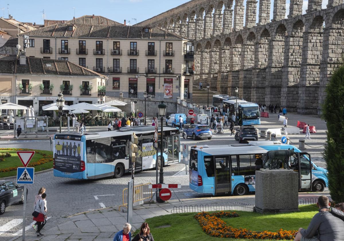 Autobuses y microbuses en la plaza Oriental durante el ensayo del año pasado.