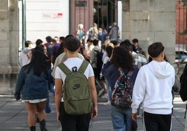 Los alumnos del IES Zorrilla, durante el primer día de clases.