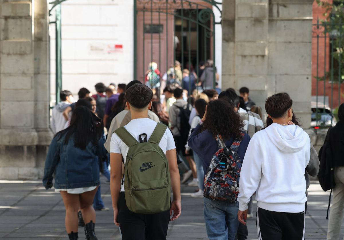 Los alumnos del IES Zorrilla, durante el primer día de clases.