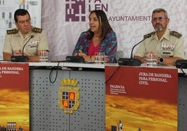 La alcaldesa, Miriam Andrés, con el coronel López Moreno y el general García del Castillo.