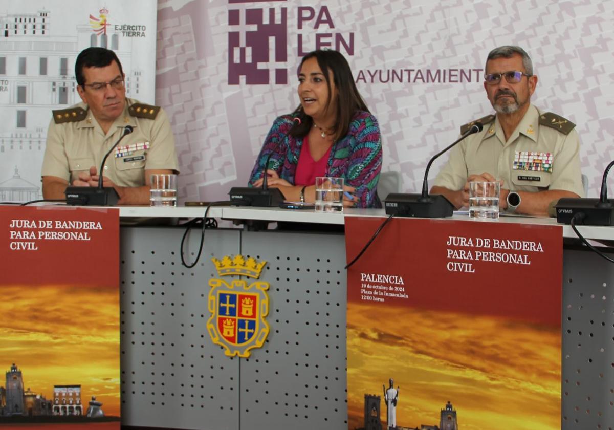 La alcaldesa, Miriam Andrés, con el coronel López Moreno y el general García del Castillo.