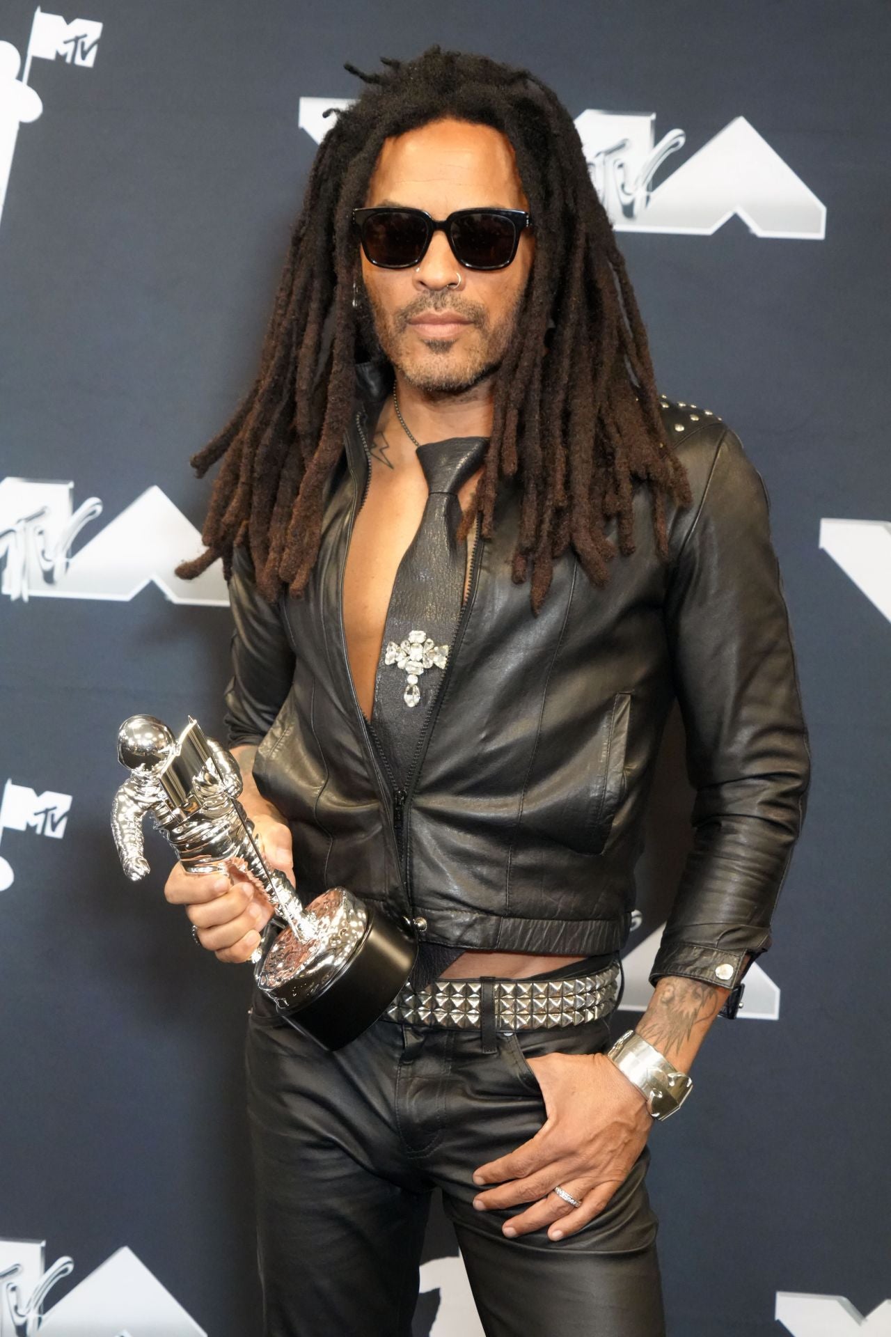 Lenny Kravitz, de 60 años, posa ante los fotógrafos.