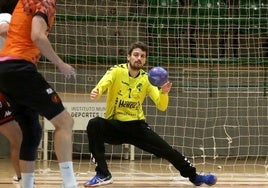 Luis de Vega, durante un partido de pretemporada del Balonmano Nava.