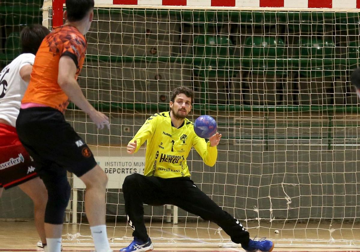 Luis de Vega, durante un partido de pretemporada del Balonmano Nava.