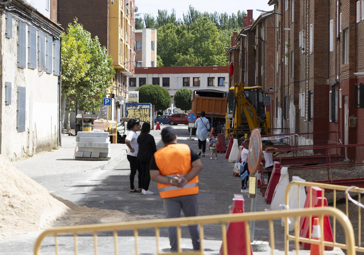 La calle Ebro, cerrada al tráfico por las obras de reurbanización.