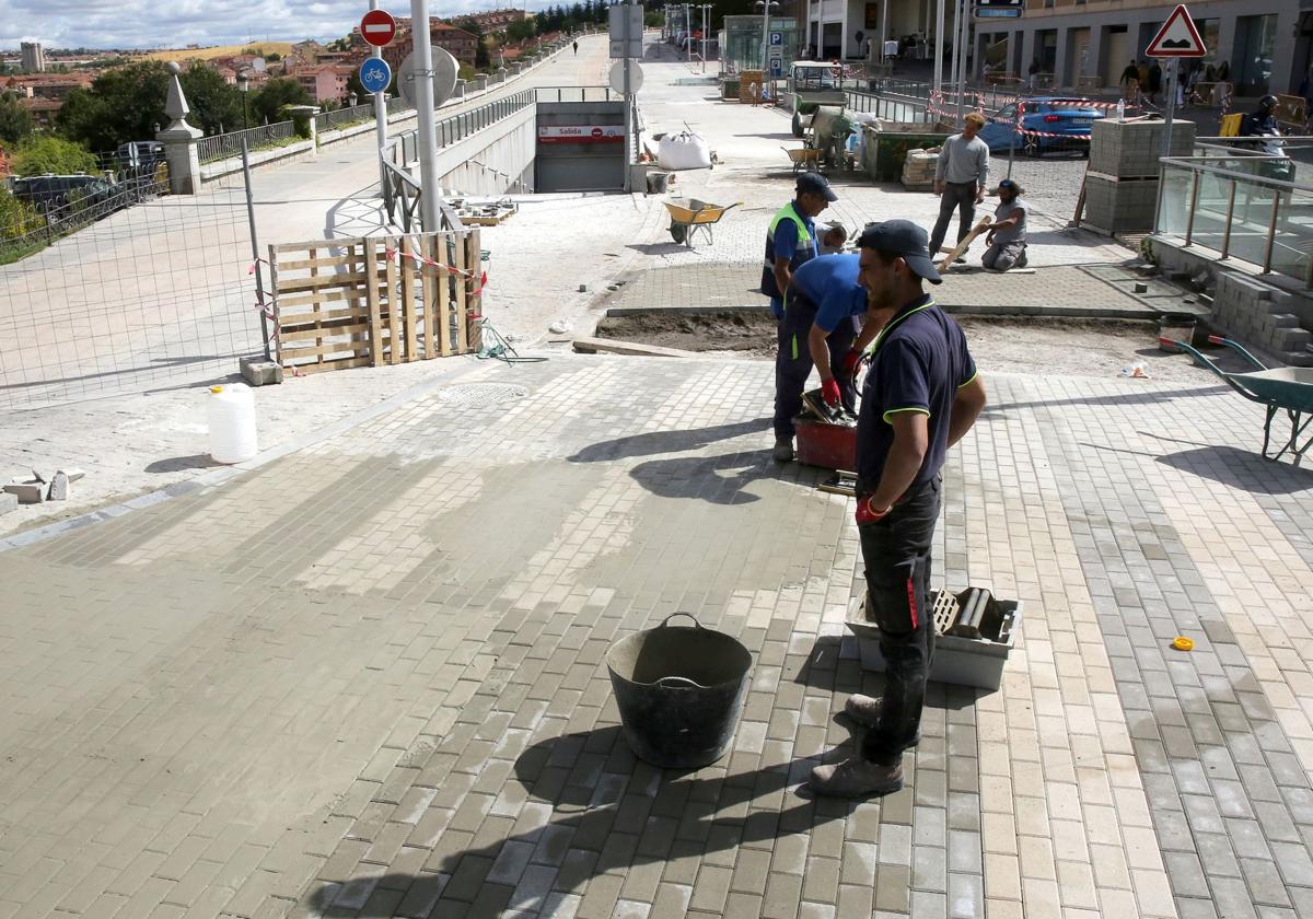 Colocación del adoquín en el inicio de Padre Claret.