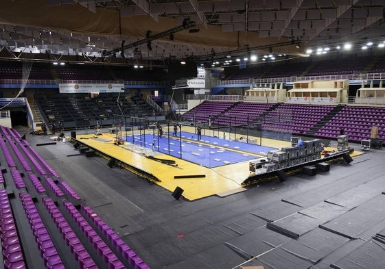 Montaje de la pista central en el polideportivo Pisuerga para el torneo Premier Pádel que comienza el próximo martes.