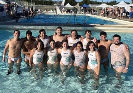 Los integrantes del Club Pirañas de Peñafiel, en la piscina de Burdeos.