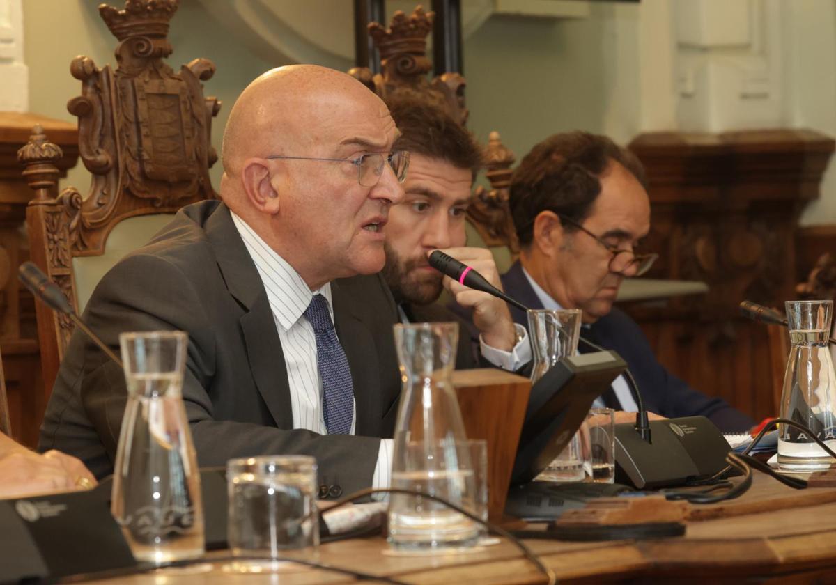 El alcalde, Jesús Julio Carnero, durante el pleno de este jueves.