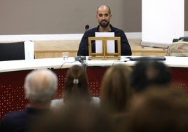 El psicólogo José María López Laso durante la charla en la Biblioteca de Castilla y León