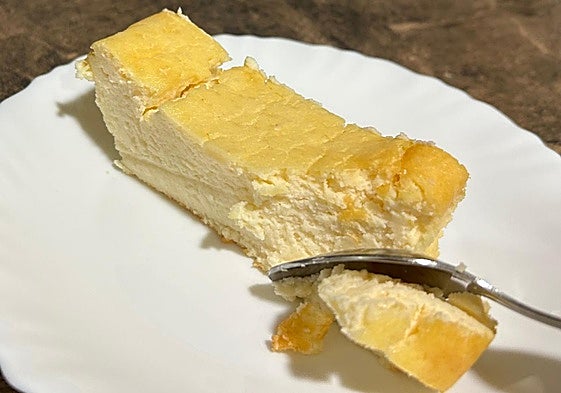 Una porción de la tarta de queso.