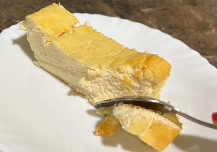 Una porción de la tarta de queso.