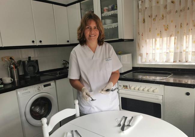 Milena Saravia poniendo la mesa en la casa en la que trabaja