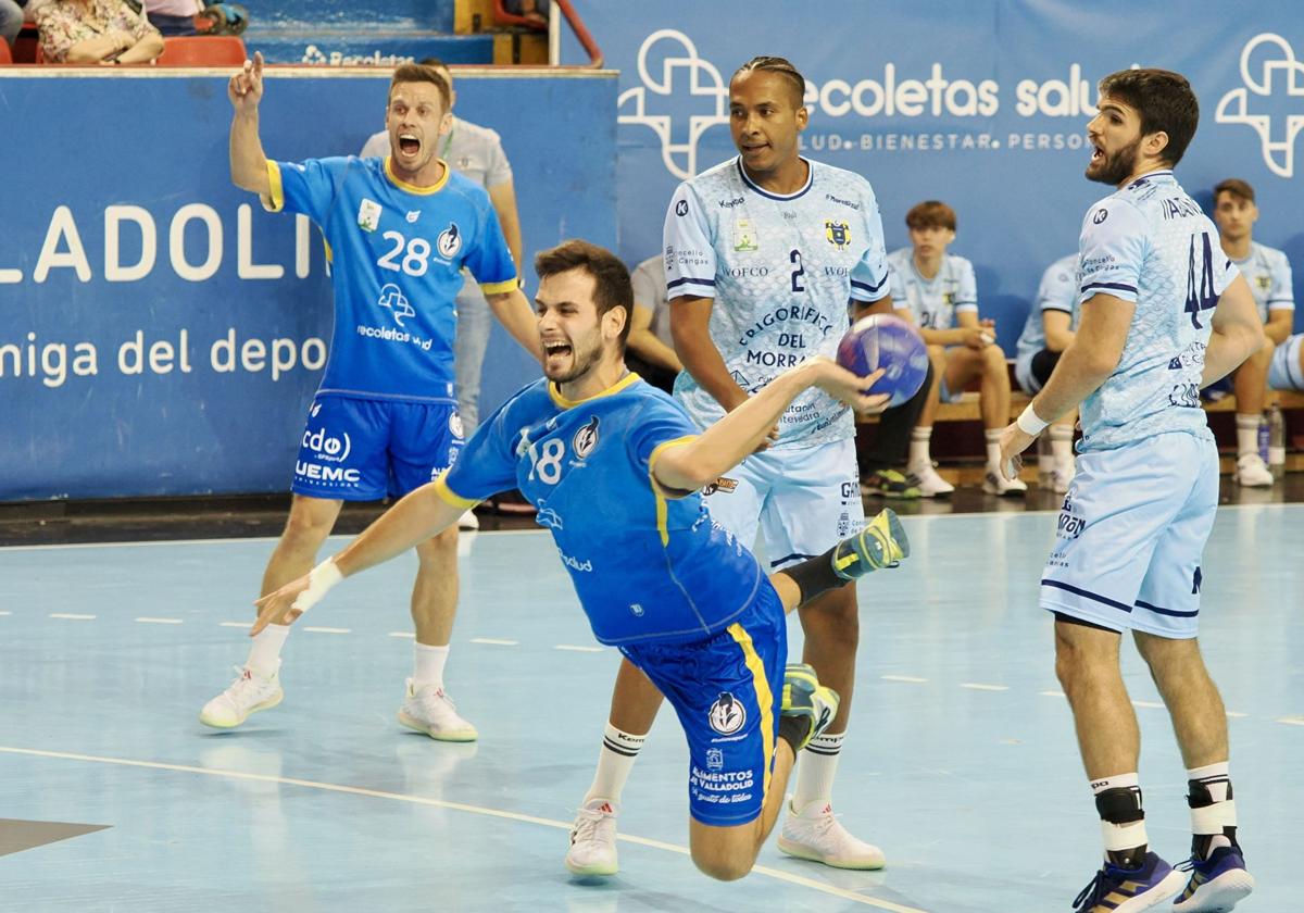 Álvaro Martínez, máximo artillero del Recoletas, lanza de manera acrobática.