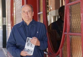 Gustavo Martín Garzo, con su último libro, 'El cuarto de los sombreros'.