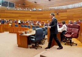 Ricardo Gavilanes, nuevo portavoz del PP, se dirige a la tribuna para presentar la proposición no de ley contra el concierto catalán.