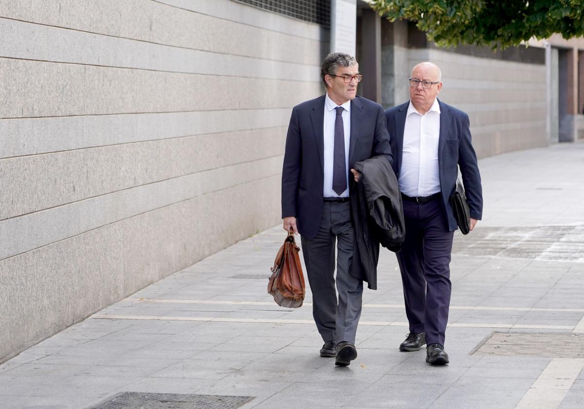 Alfonso Centeno, con su abogado de camino a la Audiencia Provincial.