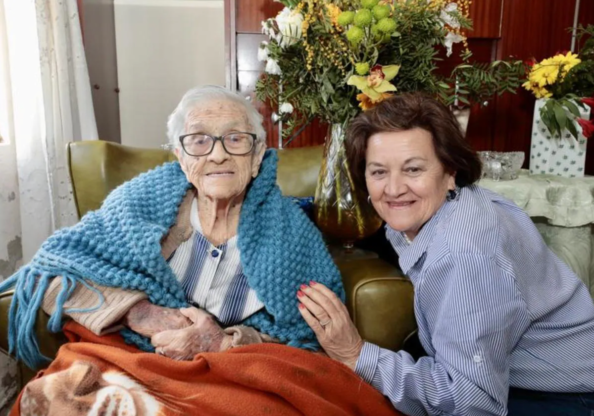 Modesta Duque junto a su hija Trinidad en el 107 cumpleaños.