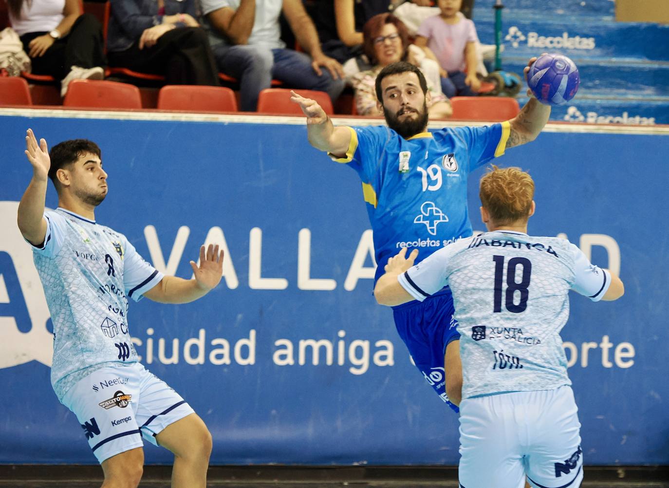 Las imágenes del primer partido de liga del Recoletas Valladolid