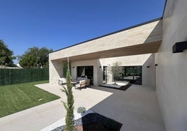 Esta vivienda está rodeada por un gran patio con una superficie de 1.000 m2