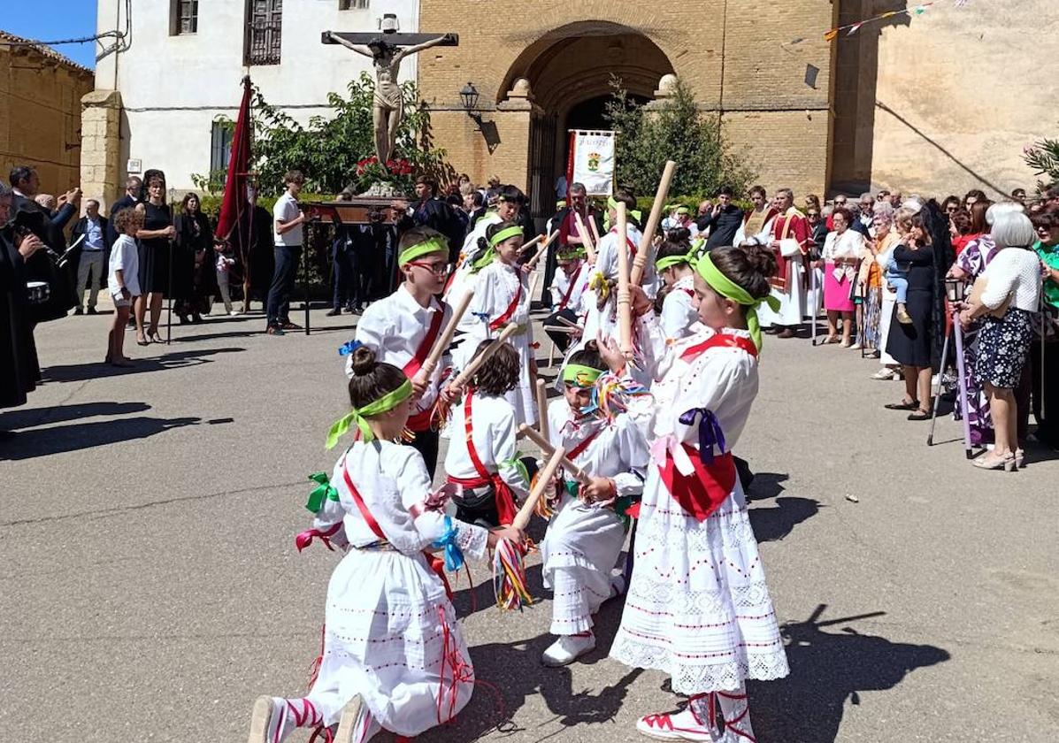 Bailes de paloteo, durante la procesión.