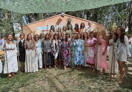 Las mujeres posan tras entrar a formar parte de la cofradía.