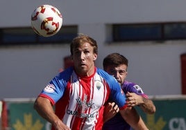 El atlético Chatún trata de rematar, presionado por el palentino Emilio.