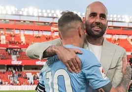 Claudio Giráldez se abraza a Iago Aspas.