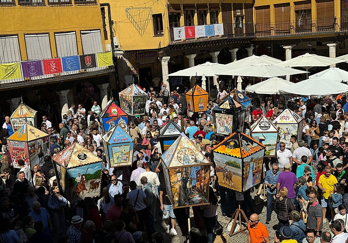 La Plaza Mayor de Tordesillas engalanada con los faroles de este año.