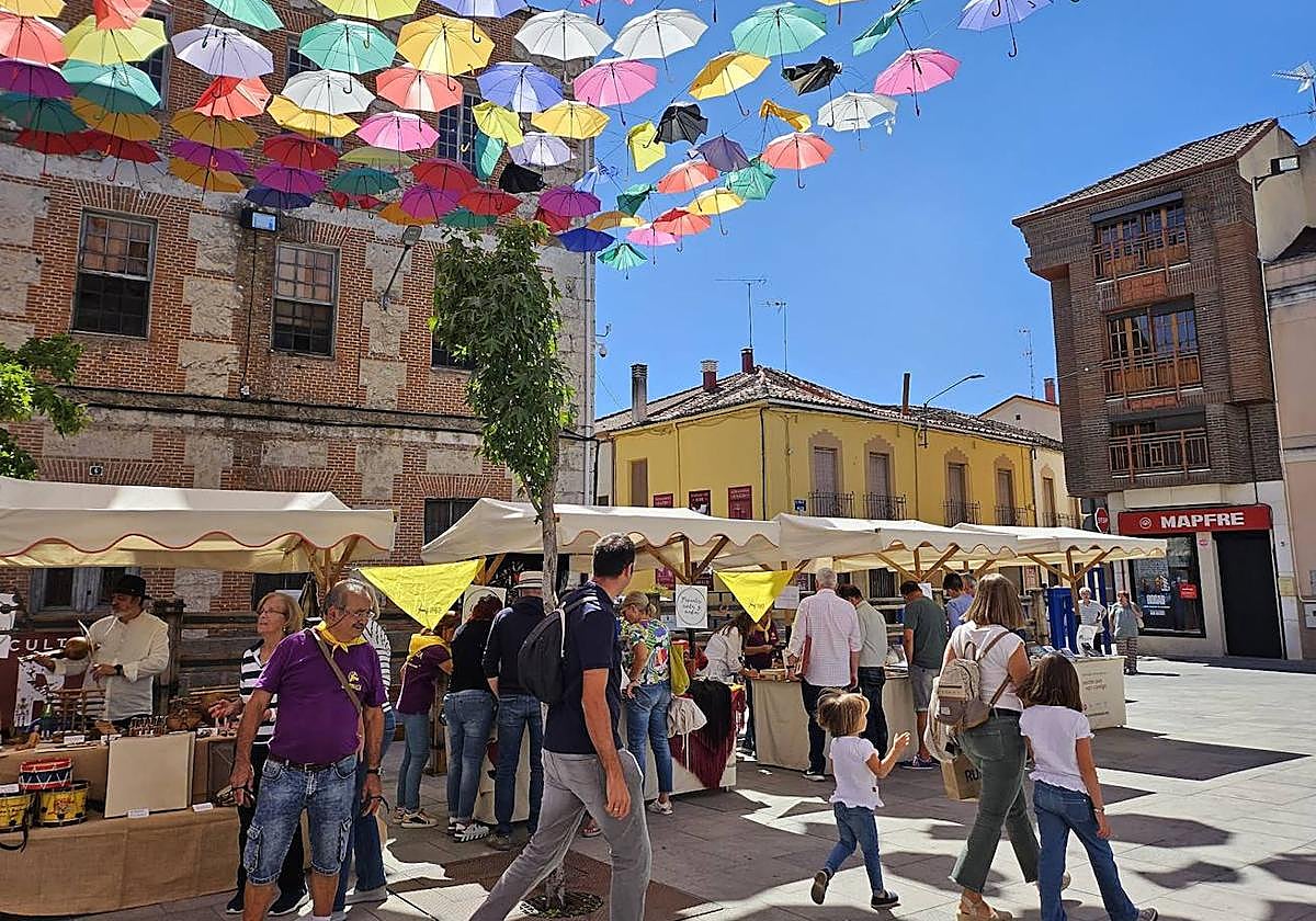 Puestos de exposición y venta, en la IV Feria del Folklore.