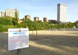 Playa de Las Moreras, sin las sombrillas, hamacas y duchas retiradas por las fiestas hasta el verano y cartel que prohíbe el baño.