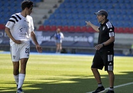 Ramsés Gil habla con Tellechea durante el partido.