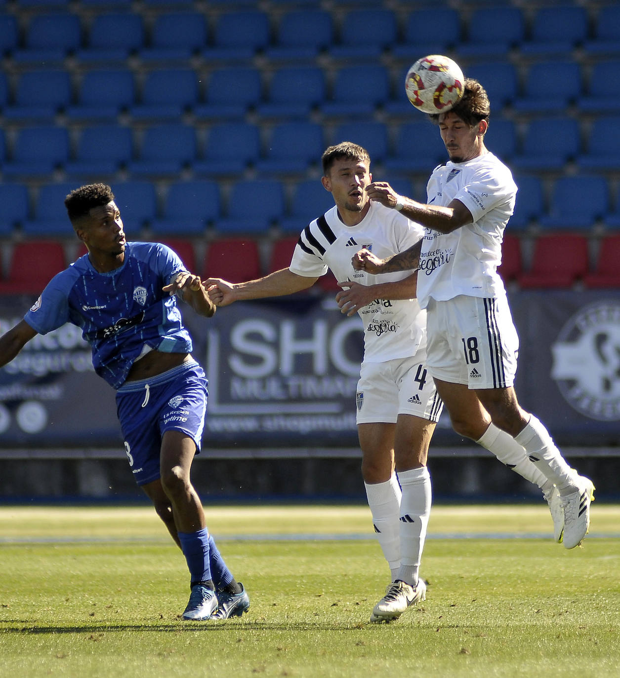 Fotografías del partido entre la Segoviana y el Ourense