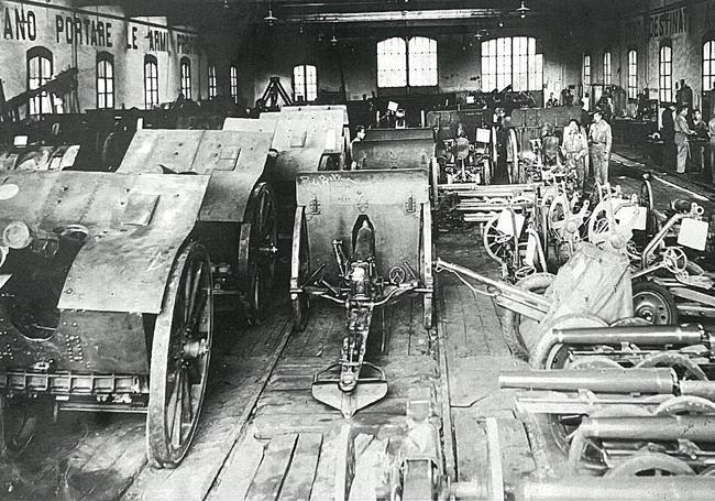 Taller de toldos de los talleres generales de Valladolid en el que se aprecia su reconversión parsa la fabricación de armas bajo el control de tropas italianas.