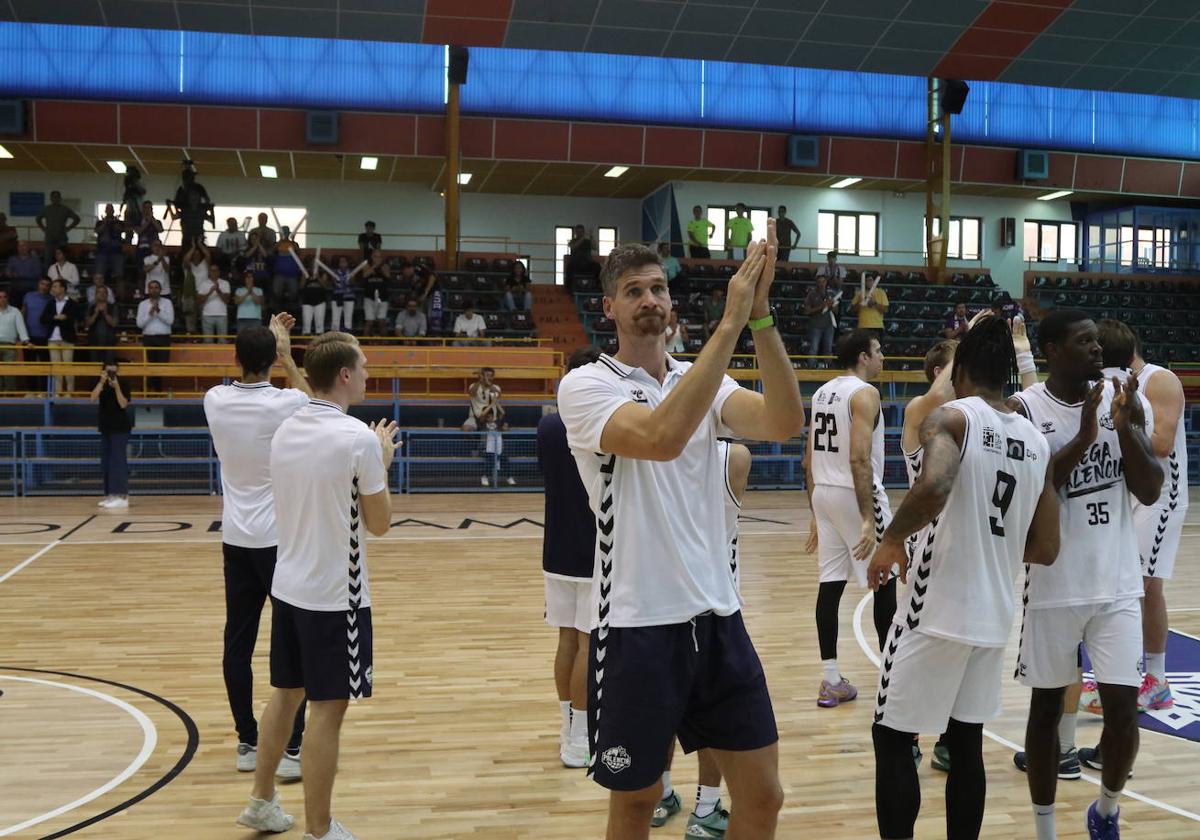 La plantilla del Palencia Baloncesto agradece el apoyo a los aficionados.