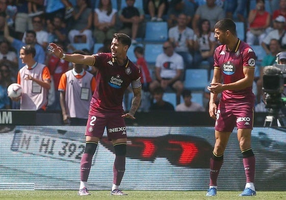 Luis Pérez hace indicaciones al turco Cenk durante el partido en Vigo.