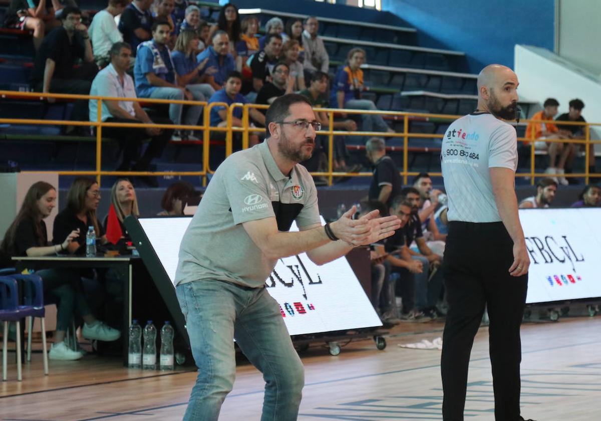 Lolo Encinas alienta a sus jugadores en la semifinal de Copa disputada en Zamora.