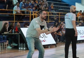 Lolo Encinas alienta a sus jugadores en la semifinal de Copa disputada en Zamora.