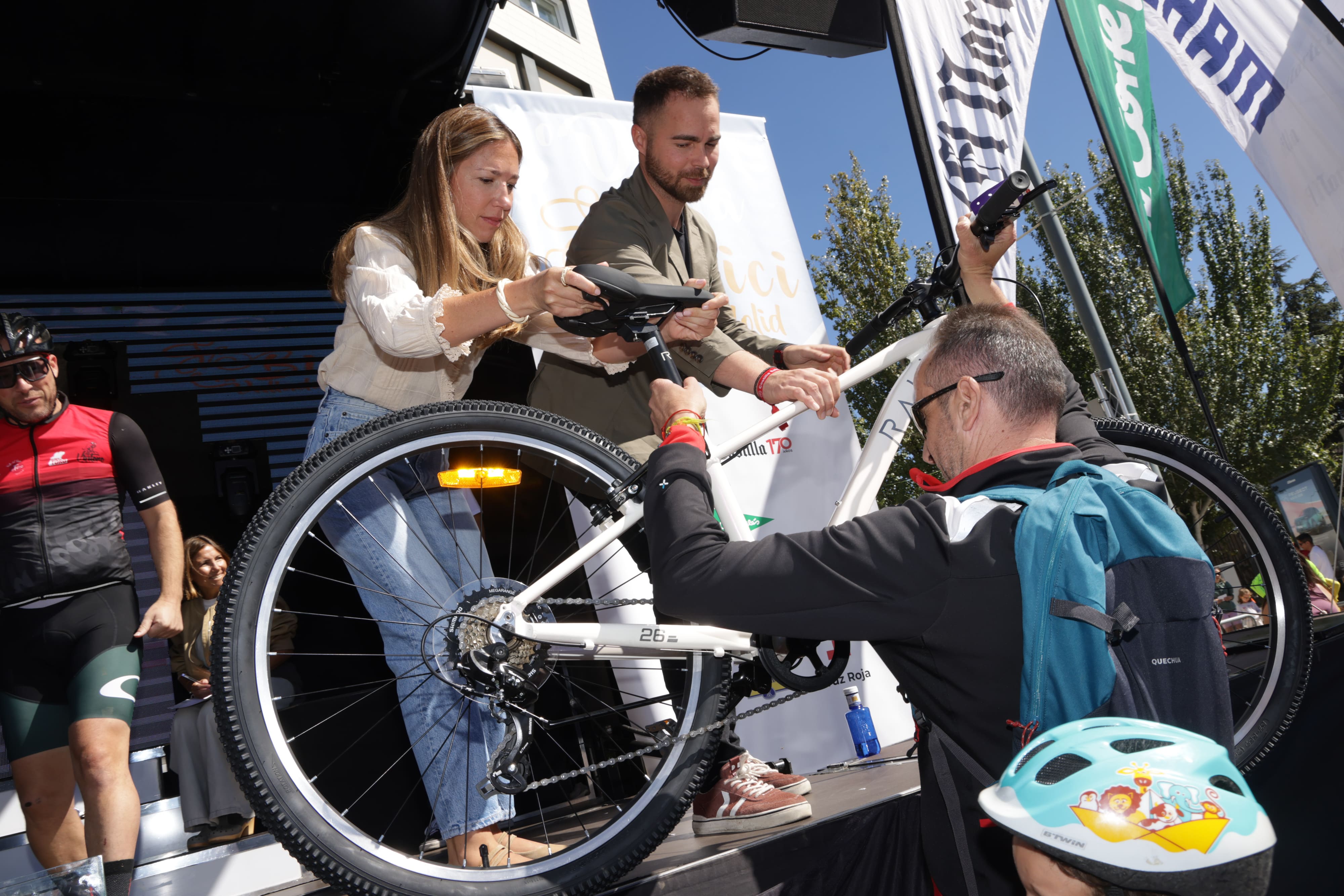 Búscate en las fotos de los participantes en el VI Día de la Bici