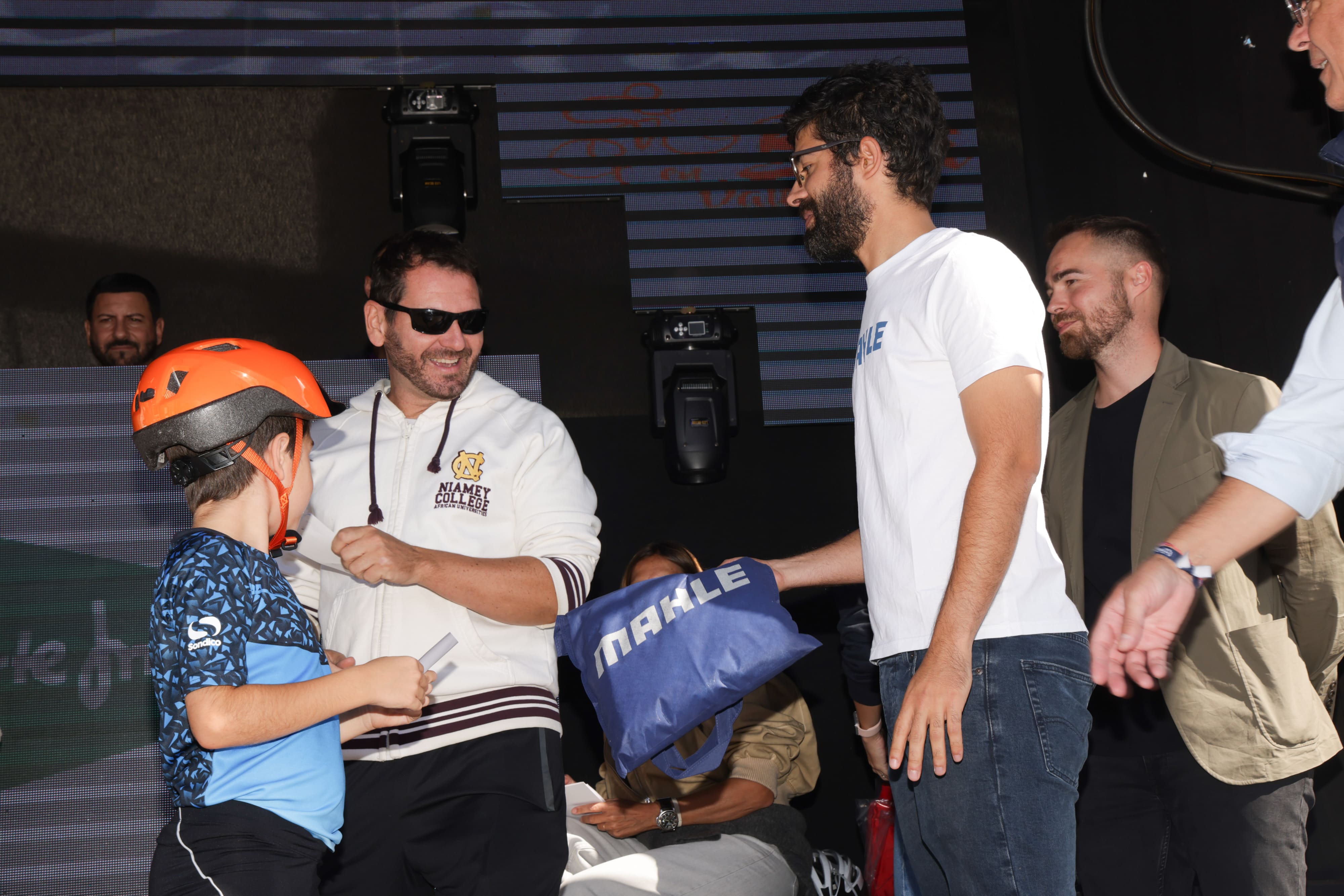 Búscate en las fotos de los participantes en el VI Día de la Bici